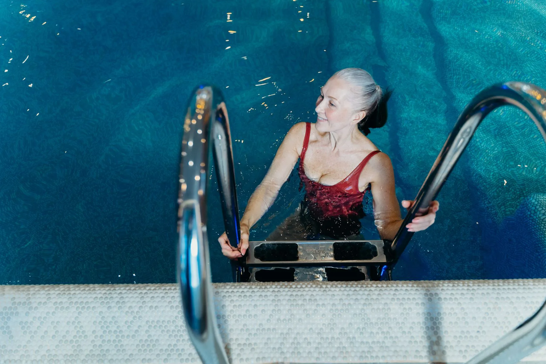 Aprender a nadar de adulto: cómo perder el miedo al agua a cualquier edad