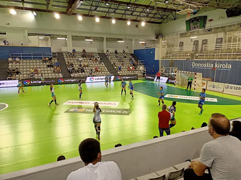POLIDEPORTIVO MUNICIPAL JOSEAN GASCA -DONOSTIA - Polideportivo en Donostia / San Sebastián - foto 2