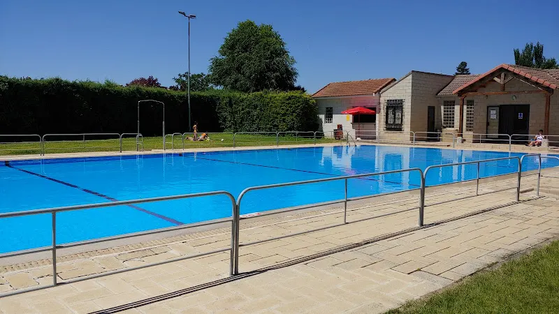 Piscinas Municipales de Villaviudas - Piscina pública en Villaviudas - foto 2