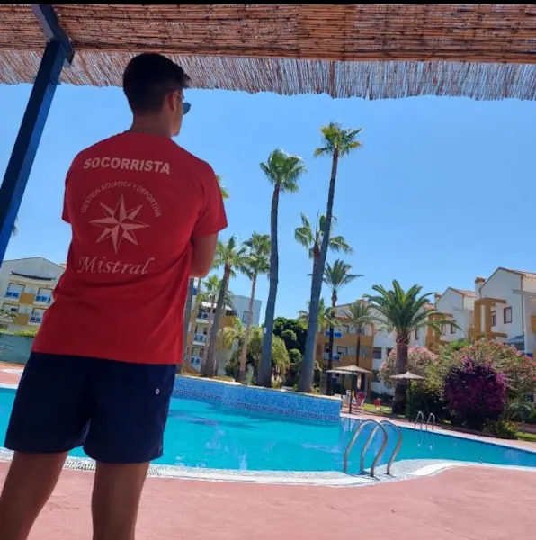 Socorristas Mistral Gesport - Piscinas en Gandia - foto 2