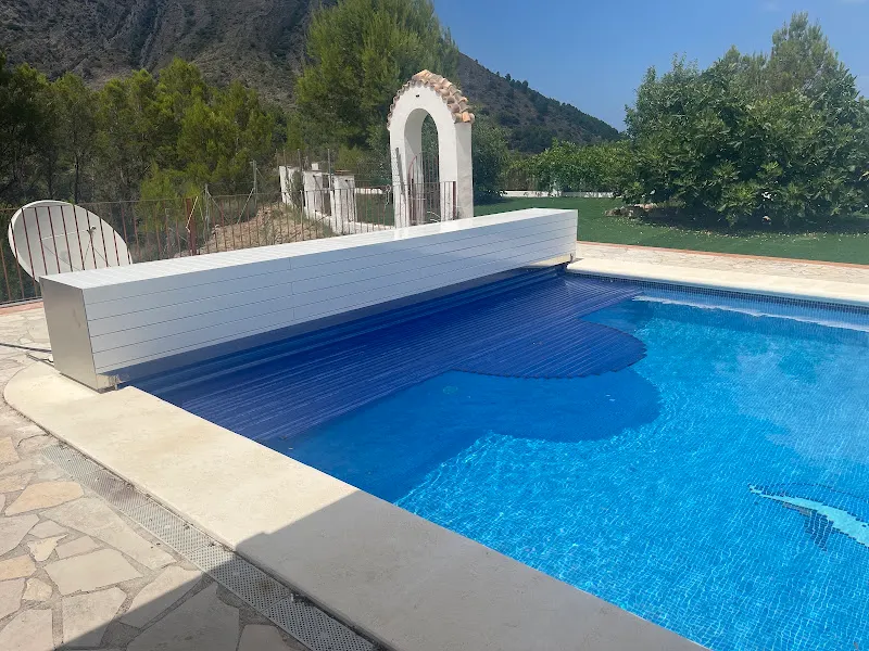Coverspool, fabricante de cubiertas de piscina, reparaciones, cobertores y pérgolas bioclimáticas - Alicante