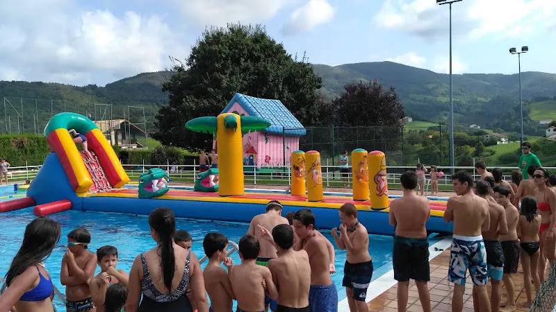 Piscina Pública Municipal de Yanzi. - Igantzi