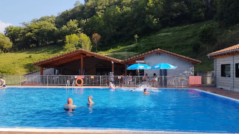 Piscina - Piscina pública en Mieres - foto 2
