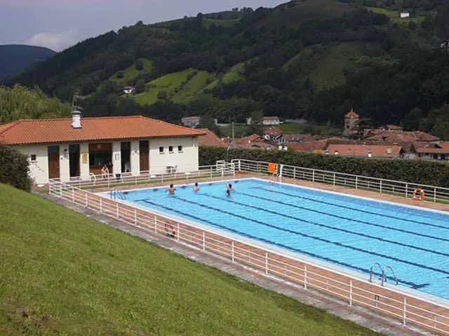 Etxalarko Udal Igerilekuak / Piscinas Municipales de Etxalar - Piscina pública en Etxalar - foto 2