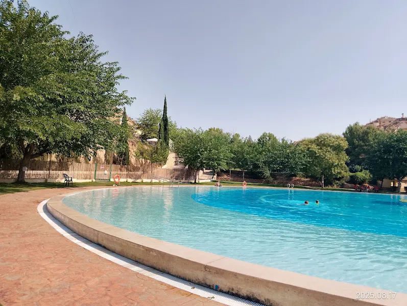 Complejo "Los Lagos de Quitasueños" - Piscina pública en Cullar - foto 2