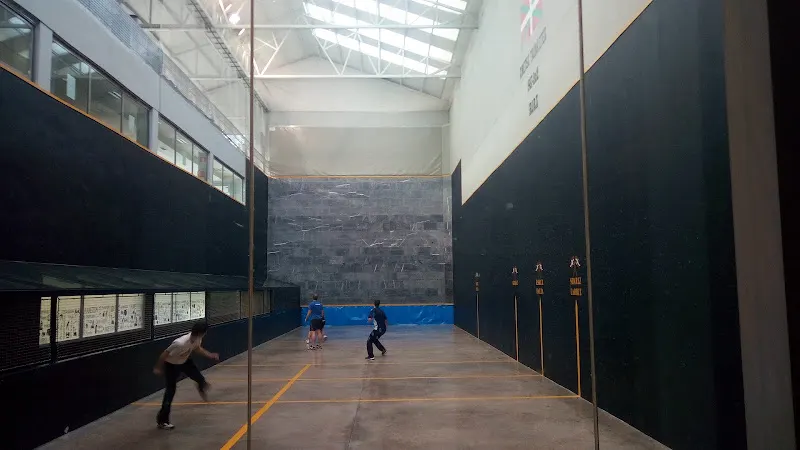 Frontón Polideportivo Irura - Irura