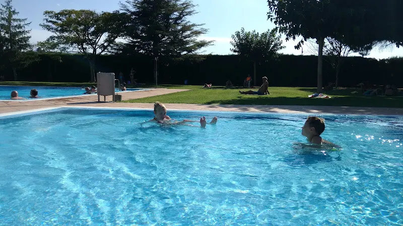 Pabellón polideportivo y piscinas municipales - Ginestar