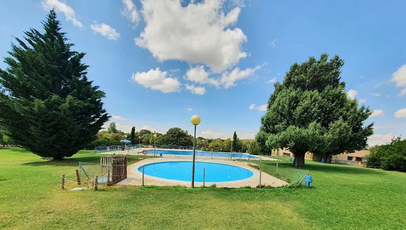 Parque Recreativo el Bardal - Piscina pública en Pradena - foto 3