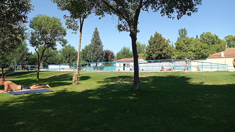 Piscina Pública Municipal de Fuenterrebollo. Bocanada. - Piscina pública en Fuenterrebollo - foto 2