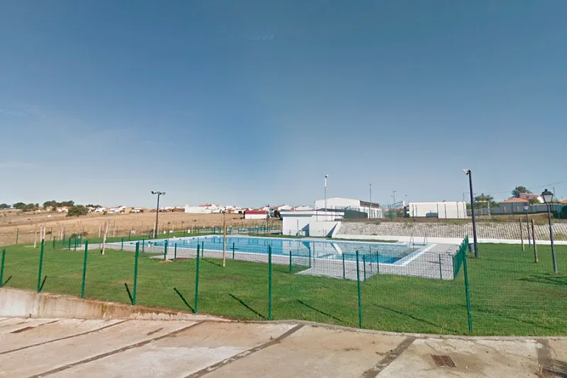 Piscina municipal e instalaciones de zona de usos múltiples de El Madroño - El Madrono